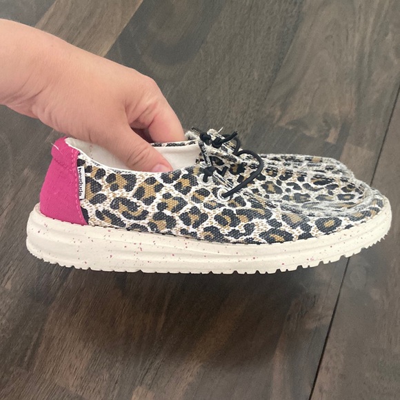 Hey Dude Wendy Youth Cheetah Slip On Shoes Sz Y2 EUC - Picture 5 of 13
